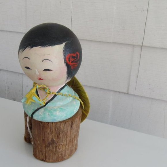 Kokeshi doll with yellow hat - Picture 4 of 6
